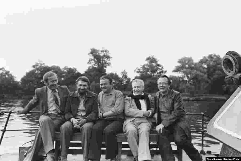 Водны прамэнад. Другі зьлева – Яўген Коктыш