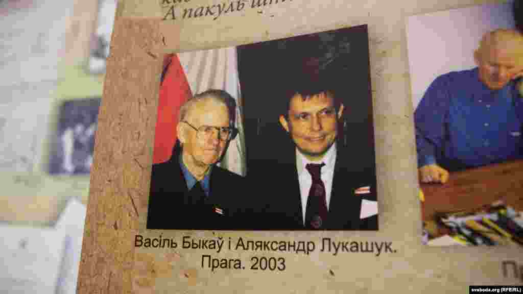 Архіўны фатаздымак Васіля Быкава з Аляксандрам Лукашуком ў 2003 годзе ў Празе