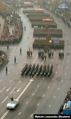 Військовий парад у центрі Києва 28 жовтня 2004 року