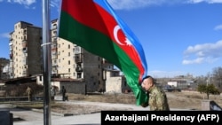 Азербайжандын президенти И.Алиев былтыр бошотулган Шуша шаарында мамлекеттик желекке таазим кылууда. 2021-жылдын 15-январы.