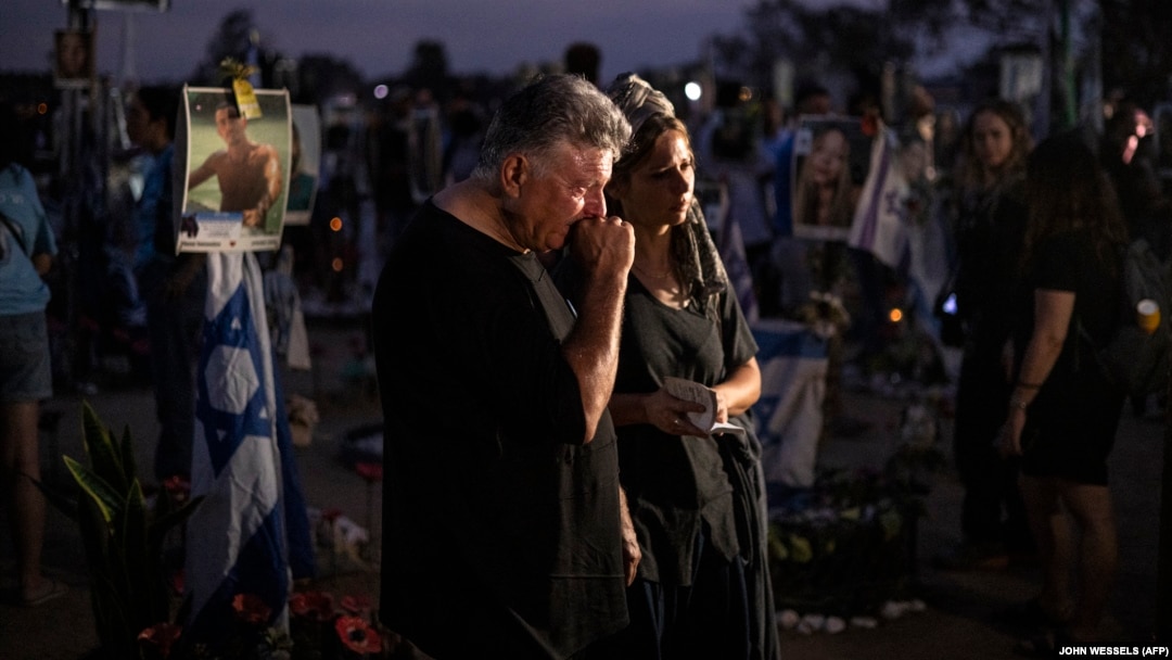 Rudele îndoliate ale victimelor atacului Hamas din 7 octombrie 2023 participă la o ceremonie la memorialul Nova de lângă Kibuțul Reim, din sudul Israelului.