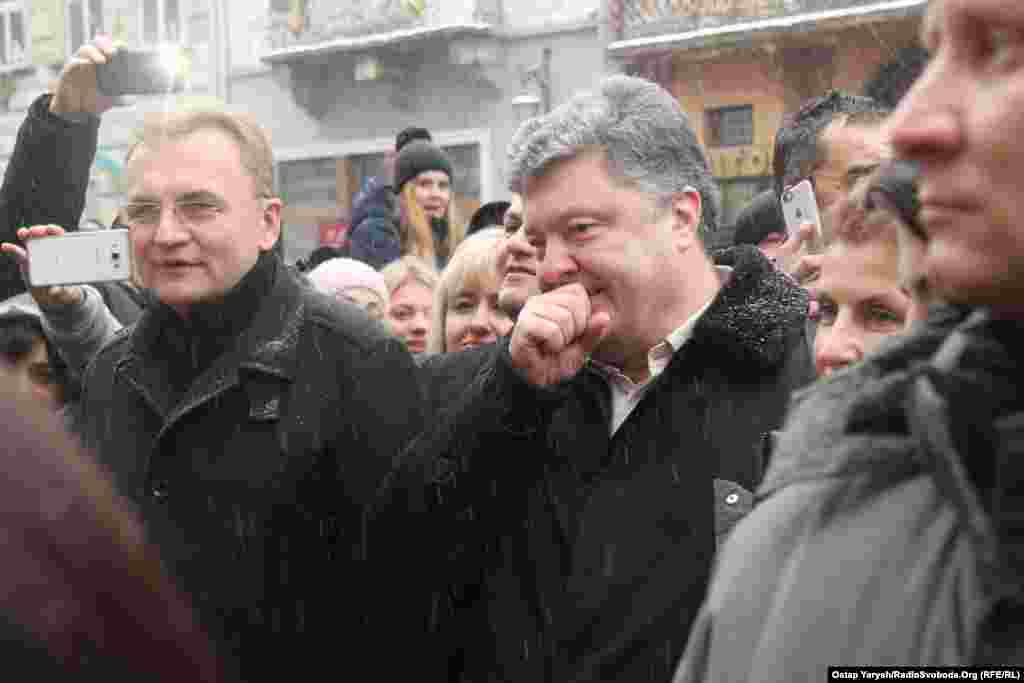 На Різдво до Львова разом із сім'єю приїхав президент України Петро Порошенко. Ліворуч від президента львівський міський голова Андрій Садовий