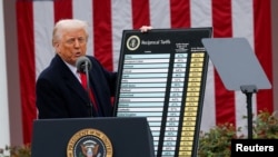 Апрель ойи бошларида Дональд Трамп импорт товарларига янги божлар жорий этилишини эълон қилган эди, бир неча кун ўтгач эса уларни жорий этиш вақтинча тўхтатилди.