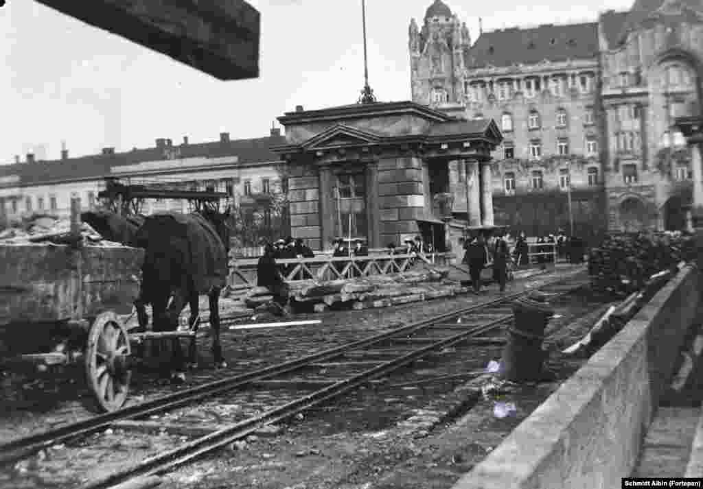 Работы на мосту Сеченьи, 1914 год. На заднем плане – Дворец Грешем, построенный в стиле модерн, где сегодня находится один из самых роскошных отелей Будапешта