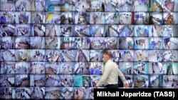 تصاویر همزمان شعب مختلف انتخاباتی بر صفحه تلویزیون‌های دفتر مرکزی کمیسیون انتخابات روسیه