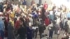 Azyk dükanyndaky nobat. Türkmenistan (illýustrasiýa suraty)