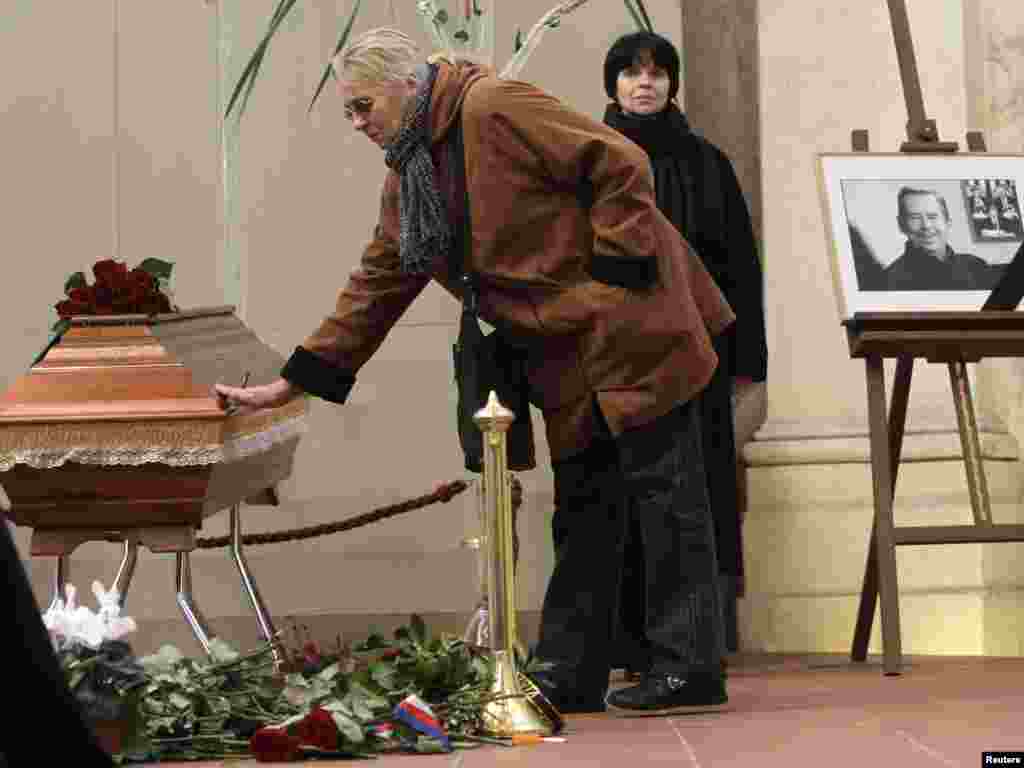 Česi se opraštaju od Vaclava Havela, Prag, 19.12.2011. Foto: Reuters / David W. Černy