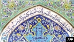 مأموران اداره اطلاعات کیش روز شنبه ضمن بازرسی حسینیه دراویش قفل‌های در ورودی آن را تعویض کرده بودند. (عکس تزئینی: Afp)