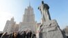 До пам’ятника Тарасові Шевченку у Москві у березневі дні завжди приносять квіти. Фото 2014 року