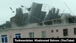 Türkmenabatda güýçli şemal bir jaýyň üçegini gopardy
