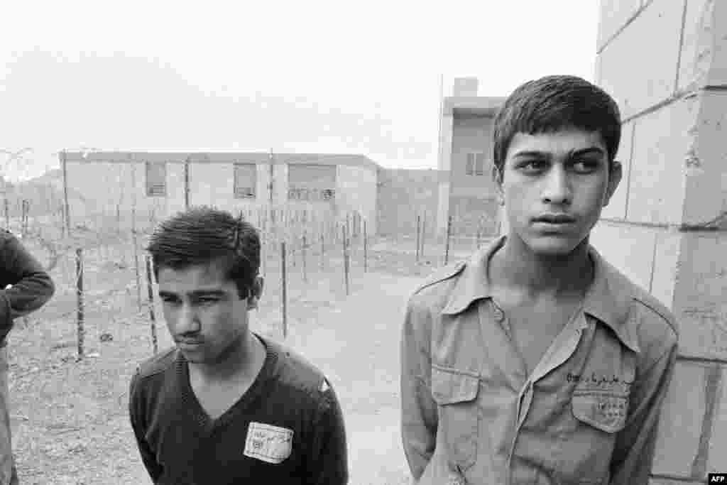 У 1980-х роках за підтримки американських спецслужб Ізраїль провів у Лівані кілька спецоперацій проти Організації визволення Палестини, яку підтримував СРСР. Після цього підпільно перепродував відвойовану зброю до Ірану, в обхід збройового ембарго, накладеного на країну. Але зброя використовувалася Іраном не тільки у війні з Іраком, як планувалося: частина її потрапила до антиамериканським військових угрупувань. Друга частина тієї ж угоди відома як скандал «Іран-Контрас»: тоді Ірану поставляли вже американську зброю, а виручені гроші йшли на підтримку «контрас» у Нікарагуа. На фото – іранські військовополонені у таборі іракського міста Рамаді. Ірано-іракська війна. Квітень 1985