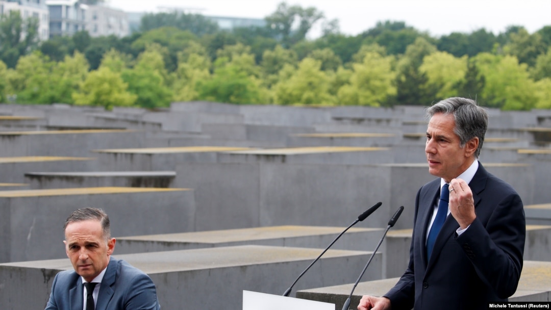 Secretarul de Stat american, Antony Blinken, într-o conferință alături de ministrul de externe al Germaniei, Heiko Maas, în timpul vizitei sale la Memorialul Holocaustului de la Berlin, 24 iunie 2021.