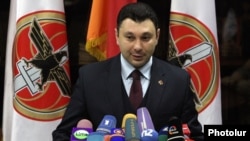 ՀՀԿ խոսնակ Էդուարդ Շարմազանովը ճեպազրույցի ժամանակ, արխիվ