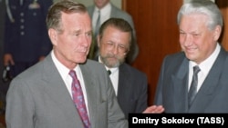 Președintele american George Bush (stânga) și președintele rus Boris Elțîn se întâlnesc la Moscova, în iulie 1991.
