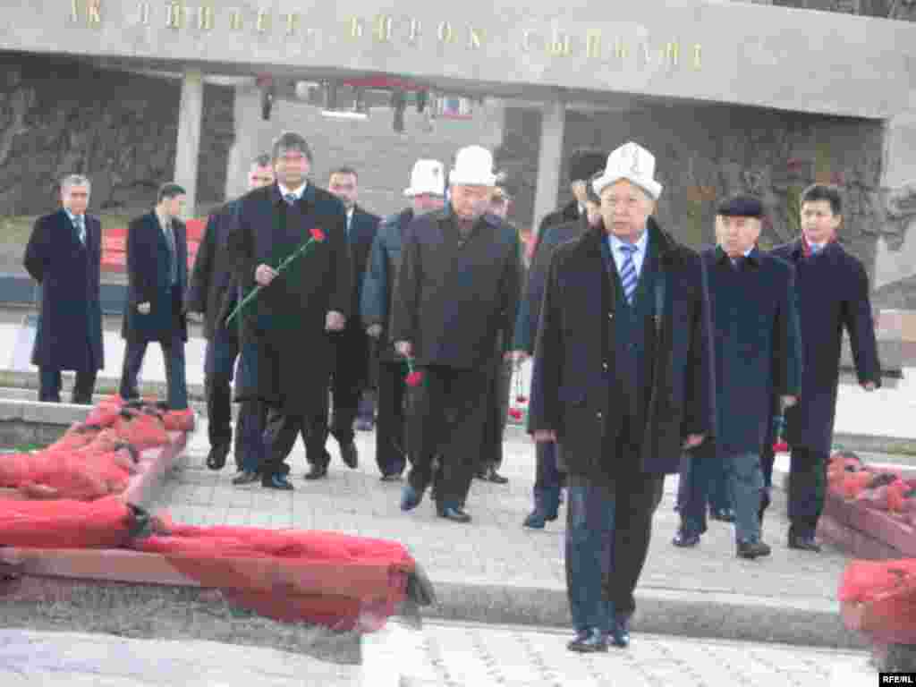 Атактуу жазуучунун арбагына арналып куран окулду - 12 декабря, с участием Президента Кыргызской Республики Курманбека Бакиева в мемориальном комплексе «Ата-Бейит» состоялось поминальное мероприятие, посвященное дню рождения Героя Кыргызской Республики, Героя Социалистического труда, Народного писателя Кыргызской Республики Чингиза Торекуловича Айтматова.