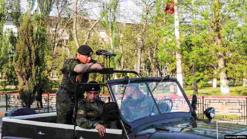 На репетиции парадом командовал подполковник Александр Саенко, ранее командовавший 501 Отдельным батальоном морской пехоты ВМС Украины, который был дислоцирован в Керчи. 