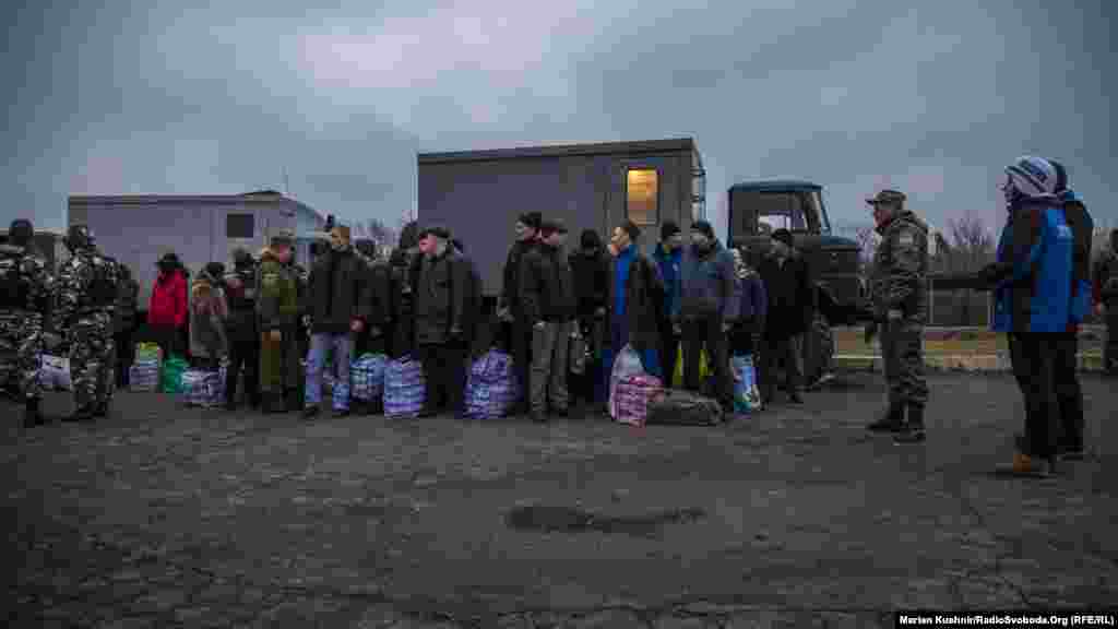 Обмін полоненими на Донбасі, 27 грудня 2017 року. Українська сторона отримала 74 заручників, які перебували в полоні російських гібридних сил на окупованій частині Донбасу. ПЕРЕГЛЯНЬТЕ ВІДЕО
