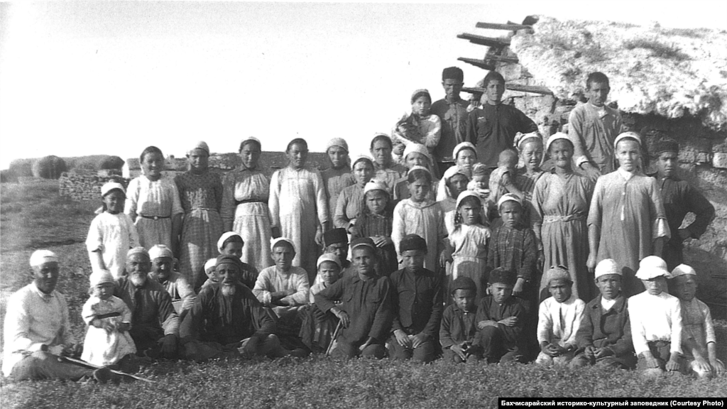 Жителі села. Степовий Крим, 1920-ті. У кримському степу скотарство поєднувалося із землеробством. Початок сівби, час збирання врожаю в громаді відбувалися в один день і визначалися радою старших. Прислів&#39;я кримських татар &laquo;косити &ndash; розгойдуватися, жати &ndash; присідати, а ось на яйлі тільки сир пресують&raquo; означало, що хліборобська праця вважалася більш важкою, ніж праця скотаря