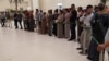 Aşgabadyň halkara aeroportunda uçar biledini satyn almak üçin nobata duran adamlar. Illýustrasiýa suraty