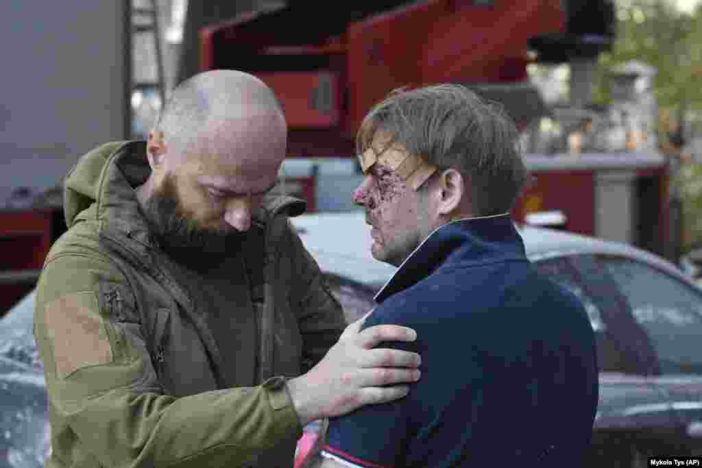 На цьому фото – львів'янин Ярослав, якого дістали з-під завалів, дізнається, що внаслідок російської ракетної атаки 4 вересня у власному будинку загинула вся його сім'я: дружина Євгенія та троє їхніх доньок – Ярина, Дарина та Емілія