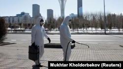 Нур-Султон кўчаларида дезинфекция ишларини амалга ошираётган ишчилар, 2020 йил 24 марти.