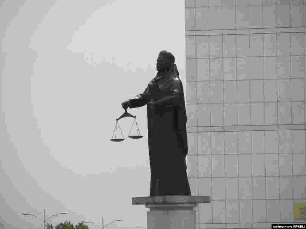 Adalat köşgüniň öňünde goýulan Femida obrazyndaky Gurbansoltanyň ýadygärligi. 2001-nji ýylda Nyýazow “adamlaryň köpsanly haýyşlary boýunça” Adalat köşgüniň öňünde Gurbansoltan ejäniň ýadygärligi bolar diýip aýdypdy.