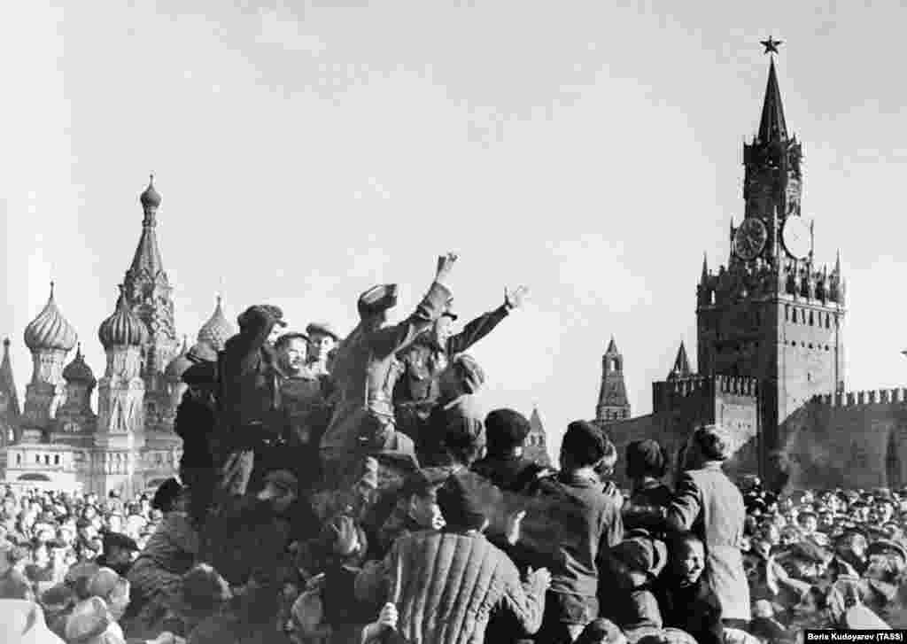 Гуляння на Красній площі в Москві, 9 травня 1945 року. Американець, очевидець того дня в Москві, згадував той час словами: «Усі веселилися, але у деяких в очах стояли сльози ... Ми бачили дипломатів і співробітників американського посольства, які кидали з балкону шоколад, солодощі та іграшки»