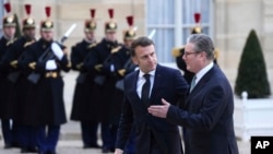 Президент Франції Емманюель Макрон та прем'єр-міністр Великої Британії Кір Стармер перед неформальним самітом європейських лідерів щодо ситуації в Україні та європейської безпеки, Париж, 17 лютого 2025 року