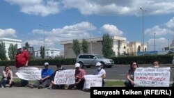 Нур-Султан. АКШ элчилигинин алдына чыккан активисттер саясий туткундарды бошотууну талап кылышты. 
