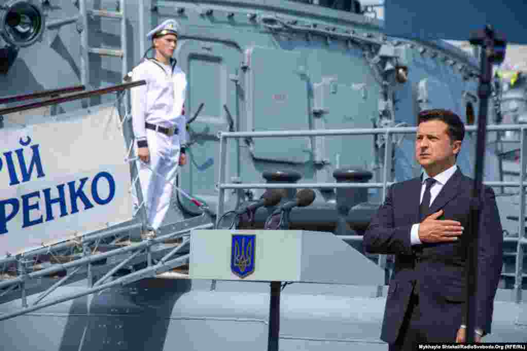 Президент Володимир Зеленський в Одеському порту під час виконання Гімну України