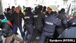 Полицията отблъсква протестиращите, които щурмуват входа на регионалното министерство в София