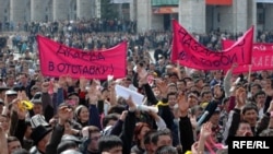 فريادهای "آقایُف برو! آقايف برو!" در شهر جنوبی جلال آباد نخستين جرقه های انقلاب "لاله" در قرقيزستان را زد.