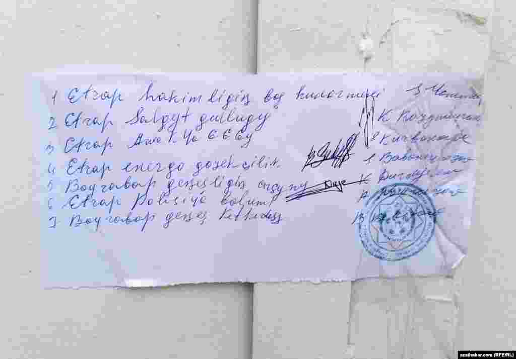 Il arasynda “Izmir” köçesi diýlip tanalýan Görogly beg köçesiniň ugrundaky dükanlaryň gapylaryndaky möhürli kagyzlaryň ýüzünde Türkmenabat şäher häkimliginiň ýa-da Serdarabat etrap häkimliginiň, tok edarasynyň, ýangyna garşy gullugyň, salgyt edarasynyň, keselleriň ýaýramagyna garşy göreş edarasynyň we dürli arçynlyklaryň wekilleriniň gollary goýlupdyr.