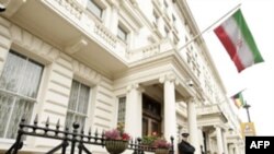 یک بمب آتش زا به طرف سفارت ایران در لندن پرتاپ شده است که خسارتی در پی نداشته است.
(عکس از AFP )