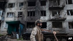 Часив Ярдагы бузулган турак үйдүн жанында Украина. 09.5.2023.