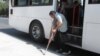 Jemgyýetçilik transportynda maýyplar üçin hiç hili ýörite şertler göz öňünde tutulmandyr.