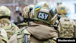 За даними СБУ, в результаті обшуків співробітники спецслужби вилучили речі й документи, що підтверджують зв’язки політтехнолога з Росією