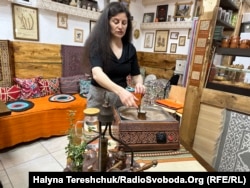 Леране Хайбуллаєва готує каву в «Кримському дворику» у Львові