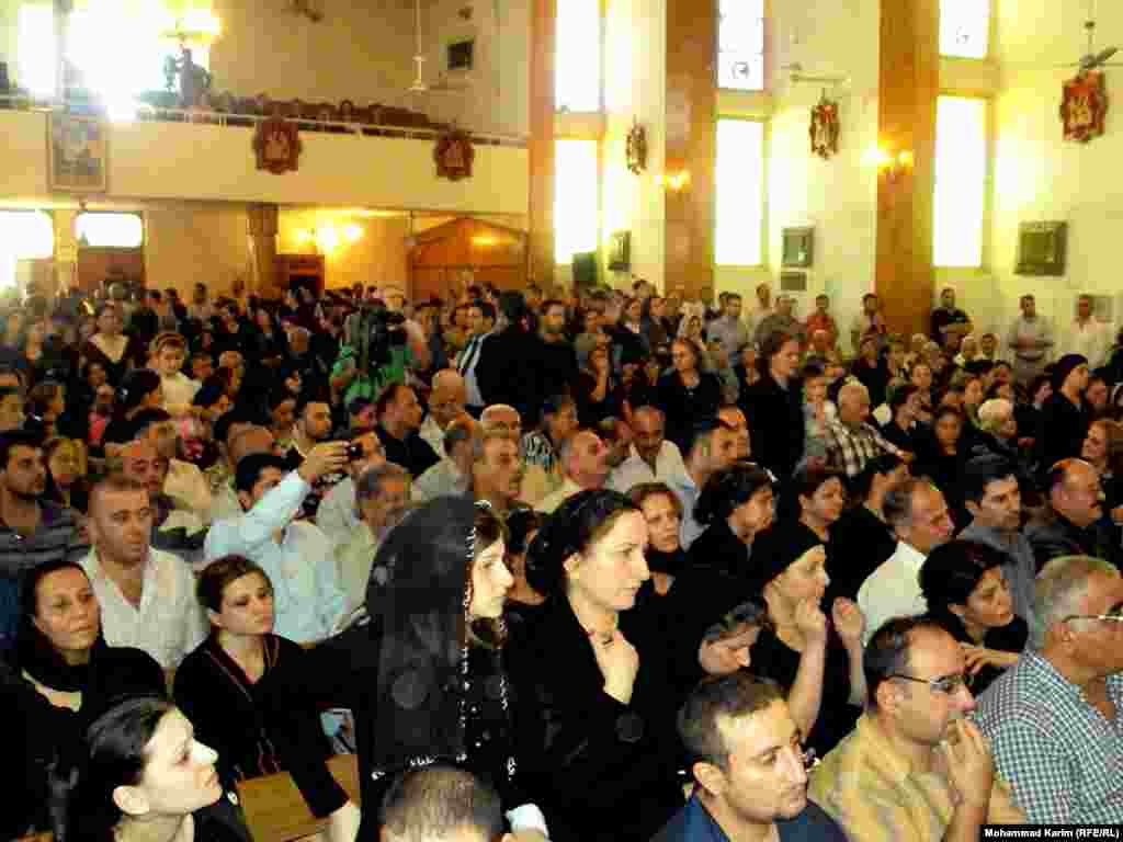 مراسم خاکسپاری قربانیان گروگانگیری بغداد در کلیسای «مار یوسف»- ۱۱ آبان - A mass held on Tuesday (02 Nov. 2010) at Mar Yousuf church in Baghdad, Iraq, as part of public funeral of the victims killed Sunday in the attack on the “Lady of Salvation” church.
