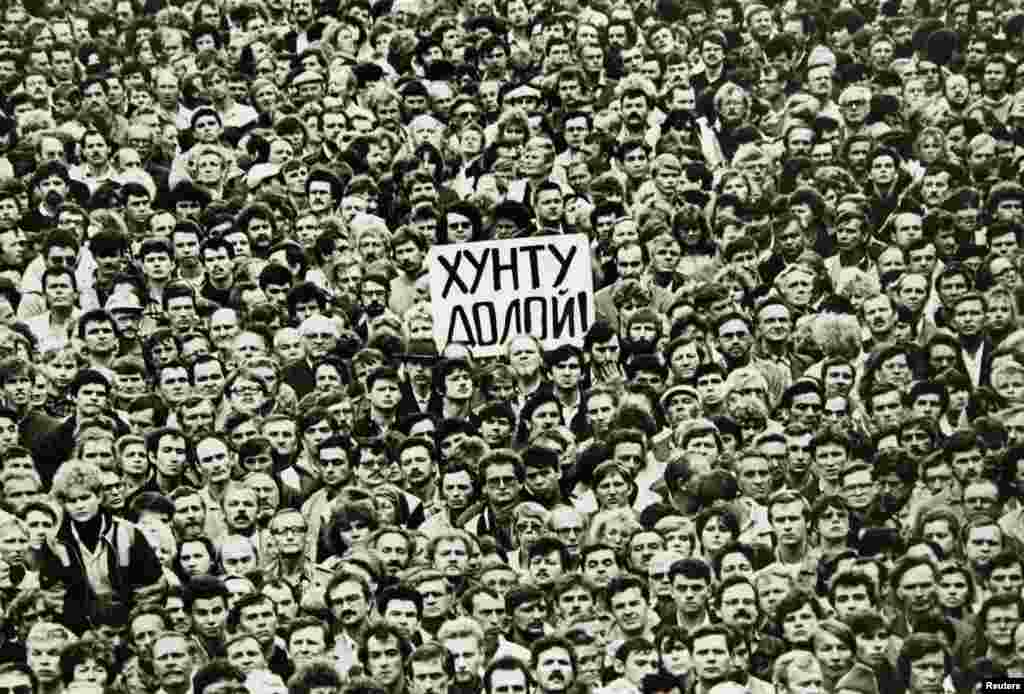 Жителі Ленінграда (нині – Санкт-Петербург) вийшли на вулиці, протестуючи проти ДКНС. 19 серпня 1991 року