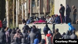 Эътирозгарон ҷасади Гулбиддин Зиёбековро ба назди ҳукумати Хоруғ овардаанд. Маркази Бадахшон, 25-уми ноябри 2021