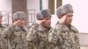 Iýmit önümleriniň we arassaçylyk serişdeleriniň ýetmezçiliginden ejir çekýän esgerlere hossarlary howandarlyk edýär