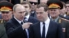 Президент Росії Володимир Путін (л) вже колишньому прем’єр-міністрові Дмитрові Медведєву: «Я втомився, ви йдете геть» (поширений жарт!)