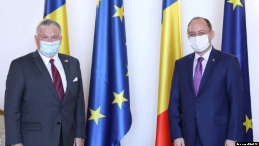 Ambasadorul SUA la București, Adrian Zuckerman, și ministrul român al Afacerilor Exerne, Bogdan Aurescu