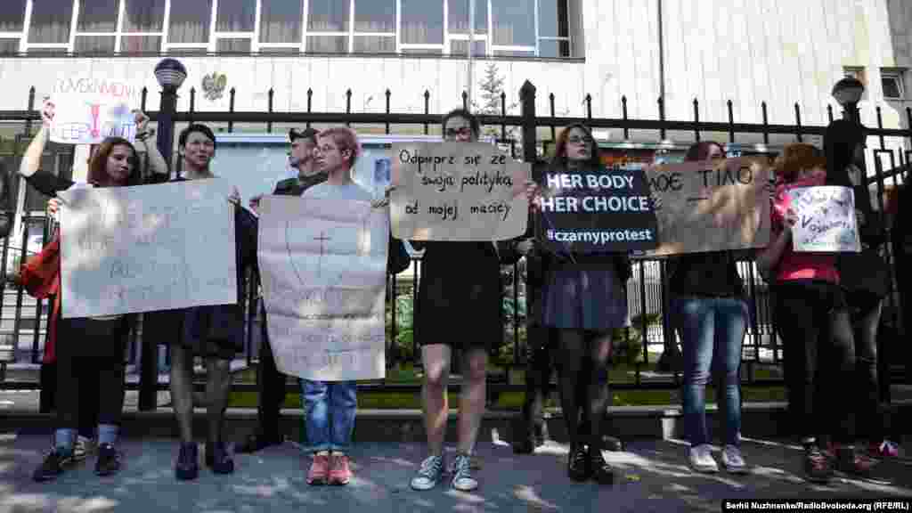 На підтримку «Чорного протесту» до будівлі посольства Польщі в Києві прийшли декілька десятків активісток, щоб висловити свою не згоду з діями парламенту Польщі, і підтримати жінок Польщі