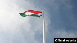 Постамент с государственным флагом Таджикистана в Ворухе
