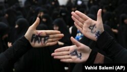 تصویب لوایح افایتیِاف در ایران با حاشیههای سیاسی زیادی همراه بوده است.