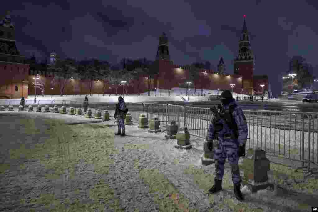 Орусия. Москва. Росгвардия кызматкерлери Кызыл аянтта күзөттө. Жаңы жылды майрамдоо күндөрү.