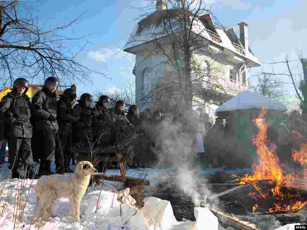 Жители подожгли обломки первого снесенного дома, чтобы согреться