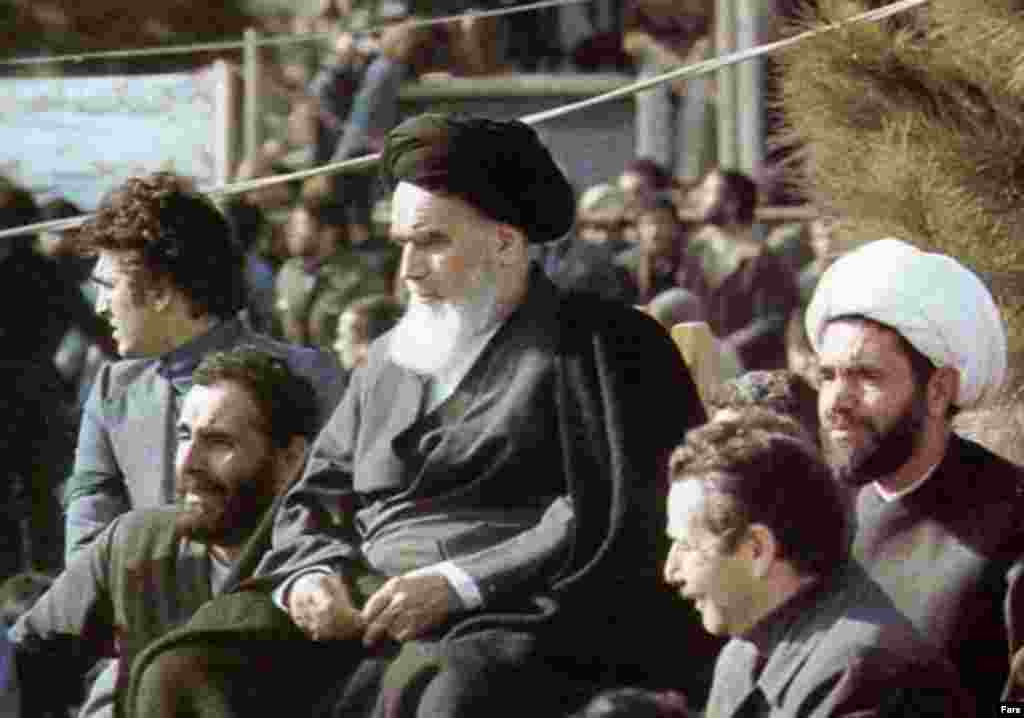 آیت الله خمینی در بهشت زهرا، سمت چپ آیت الله خمینی محمد مفتح و سمت راست او علی اکبر ناطق نوری نشستهاند.